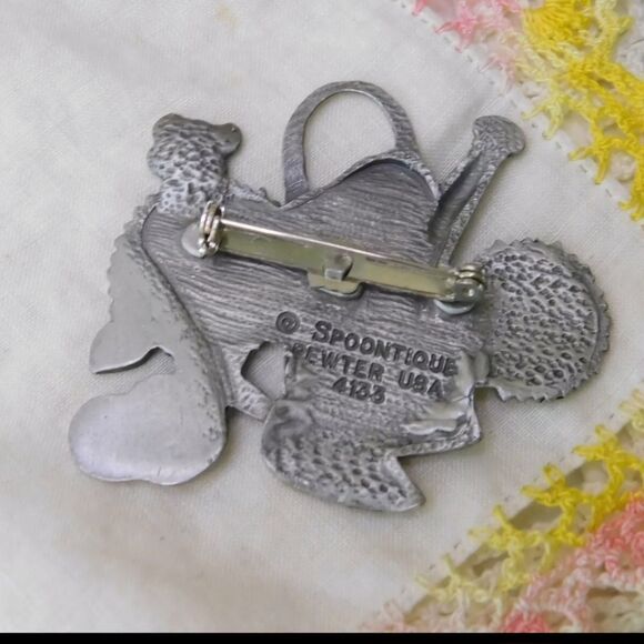 Spoontique Pewter USA 4133 Water Pitcher Flowers Brooch Vintage Signed Pin - Picture 3 of 3